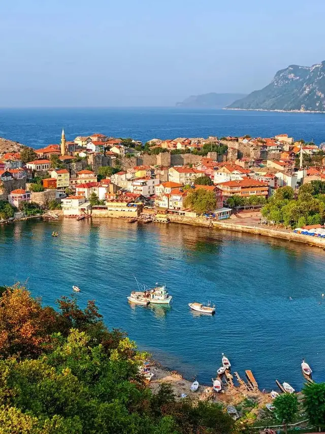 The bay of Amasra and the houses along its shore