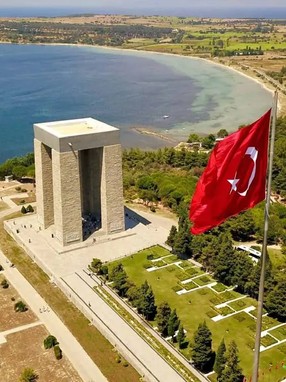 The Çanakkale Martyrs' Memorial and the Turkish flag