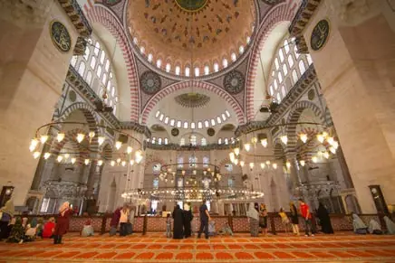 Süleymaniye Camii'nin avizeli iç mekânı