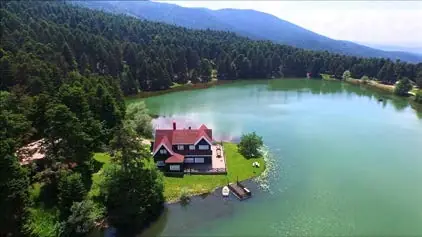 Bolu Gölcük Gölü ve kıyıdaki köşk havadan