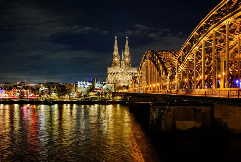 Gece ışıklarıyla Köln Katedrali ve Hohenzollern Köprüsü