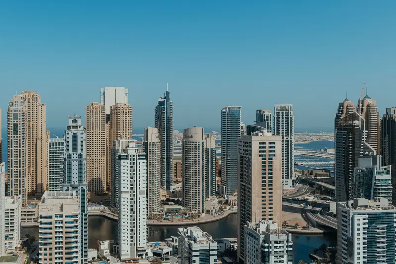 Dubai Marina'da gökdelenler ve kanal
