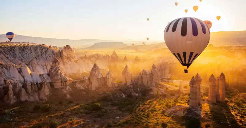 Kapadokya vadileri üzerinde gün doğumunda sıcak hava balonu