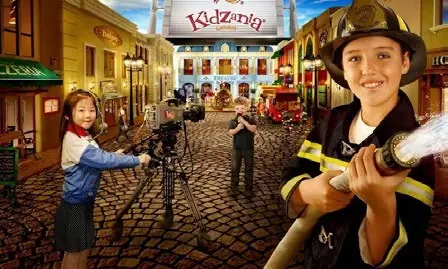 KidZania'da itfaiyeci rolündeki çocuklar