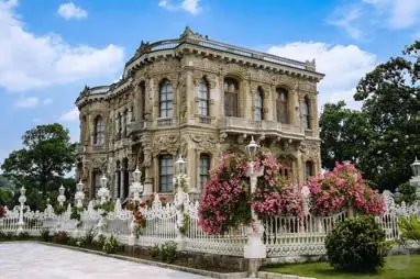 Küçüksu Kasrı'nın bahçeden görünen süslemeli cephesi