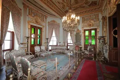 Küçüksu Kasrı'nda avizeli bir salon
