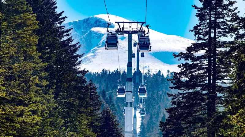 Uludağ'da karlı çam ormanı üzerinde teleferik